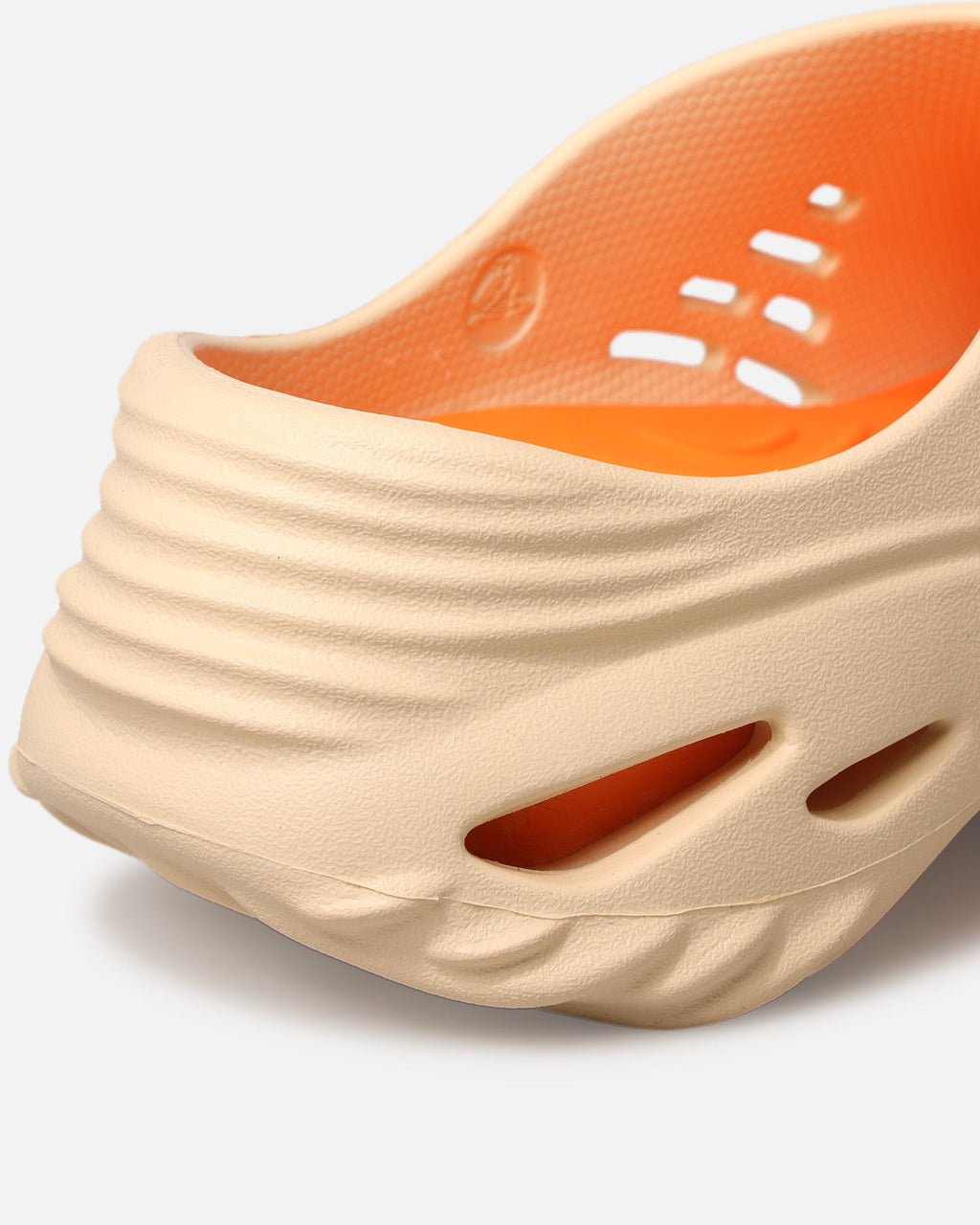 Crocs Echo Wave Vanilla - Shoes